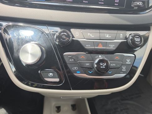 Used 2023 Chrysler Pacifica Touring-L FWD image 27