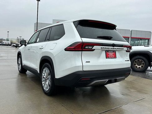 New 2026 Toyota Grand Highlander Platinum image 3