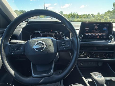 Used 2025 Nissan Rogue S AWD/4WD image 24