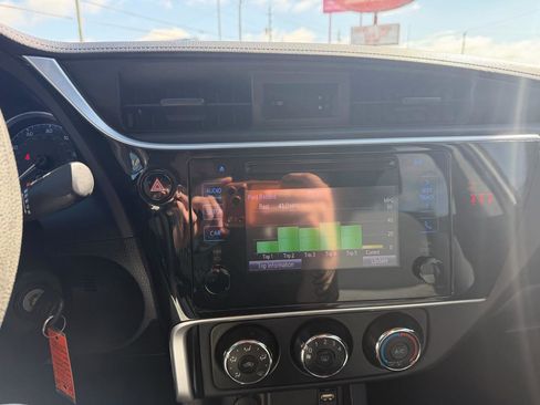 Used 2018 Toyota Corolla L FWD image 17