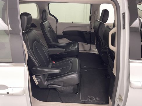 Used 2024 Chrysler Pacifica Touring-L image 14