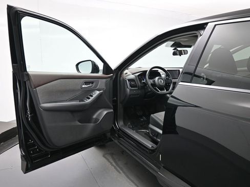 Used 2021 Nissan Rogue SV image 9