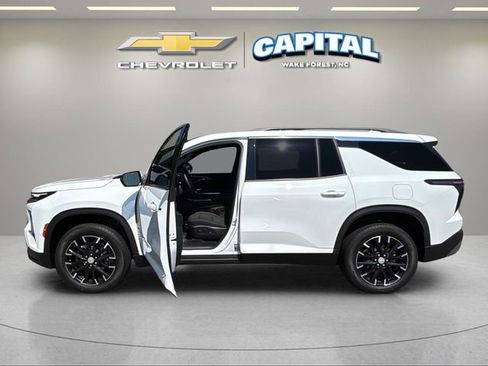 Used 2026 Chevrolet Traverse LT w/ Sun and Wheel Package FWD image 3