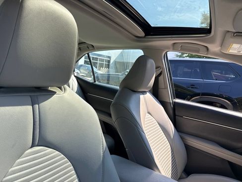 Used 2018 Toyota Camry SE w/ Moonroof Package FWD image 10