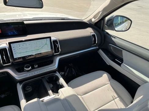 Used 2025 Ford Expedition Platinum AWD/4WD image 16