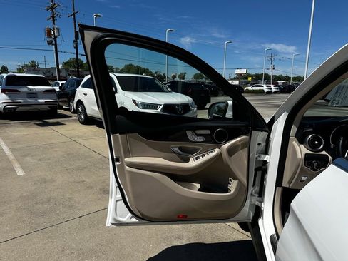 Used 2022 Mercedes-Benz GLC 300 4MATIC image 11