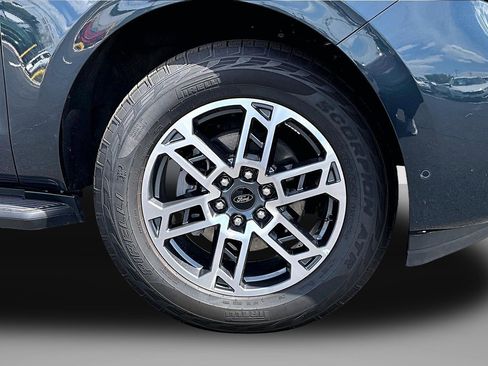 Used 2025 Ford Expedition Active AWD/4WD image 9