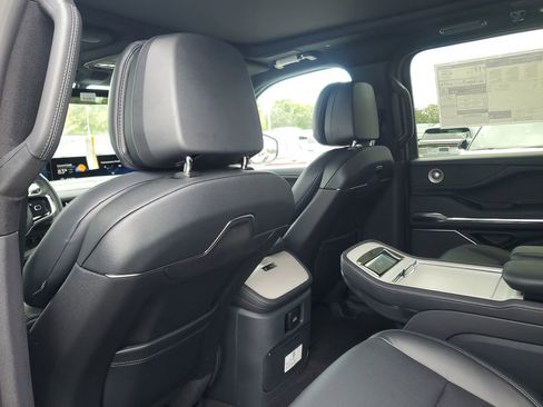 New 2025 Lincoln Navigator Reserve w/ Jet Appearance Package AWD/4WD image 11