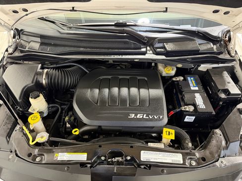 Used 2012 Volkswagen Routan SE image 27