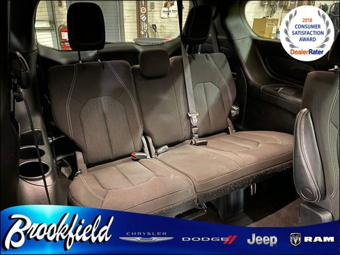 Used 2023 Chrysler Pacifica Touring image 17