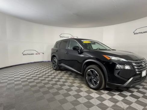 Used 2024 Nissan Rogue SV image 2