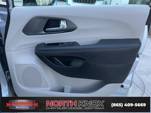 Used 2024 Chrysler Pacifica Touring-L image 30