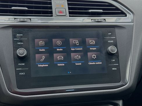 Used 2020 Volkswagen Tiguan SE w/ Panoramic Sunroof Package image 9