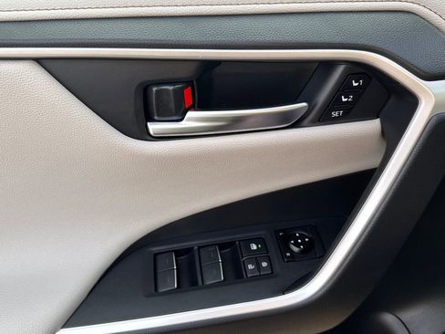 Used 2025 Toyota RAV4 Limited image 36