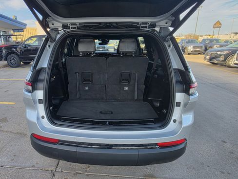 Used 2024 Jeep Grand Cherokee L Laredo image 5