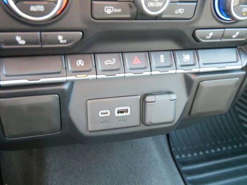 Used 2021 Chevrolet Silverado 1500 LT image 32