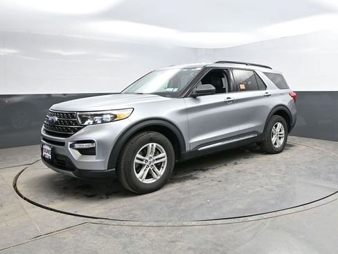 Used 2024 Ford Explorer XLT w/ Equipment Group 202A image 5