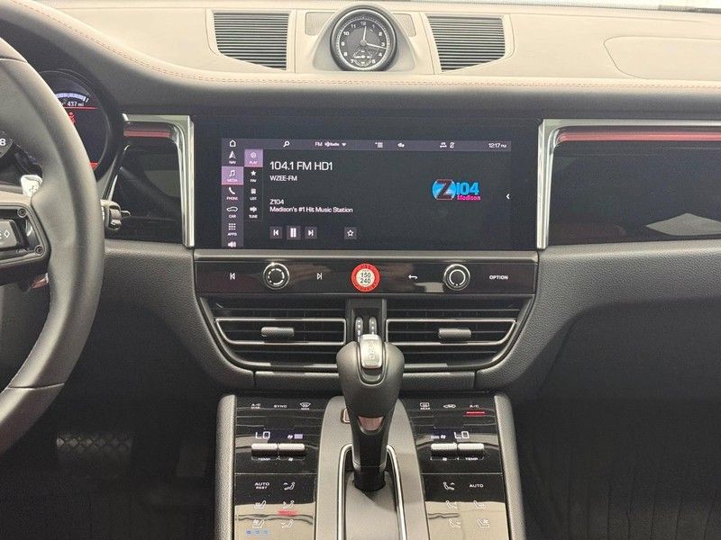 Certified 2025 Porsche Macan AWD/4WD image 13