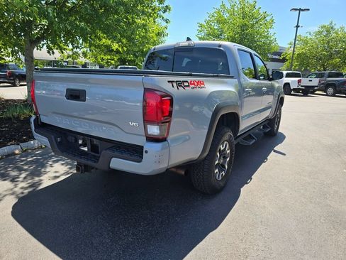 Used 2018 Toyota Tacoma TRD Off-Road AWD/4WD image 7