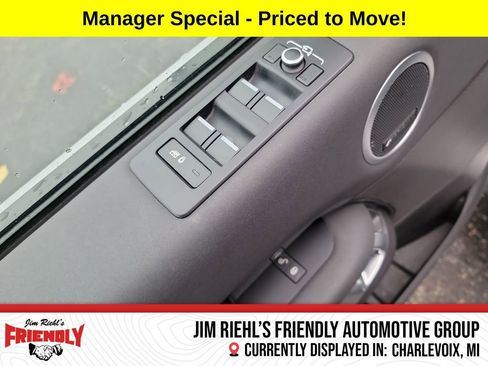 Used 2018 Land Rover Discovery SE image 6