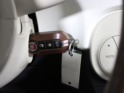 Used 2019 FIAT 500 Lounge image 22