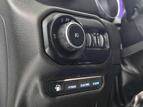 Used 2022 Jeep Wrangler Unlimited Sahara AWD/4WD image 25
