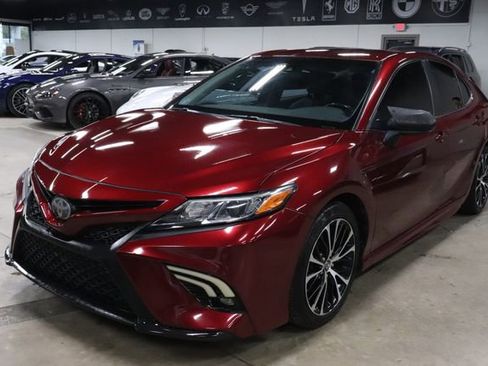 Used 2018 Toyota Camry SE FWD image 1