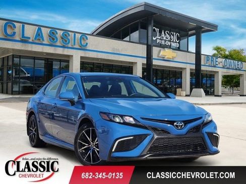 Used 2024 Toyota Camry SE image 1