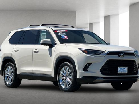 Used 2024 Toyota Grand Highlander AWD image 2