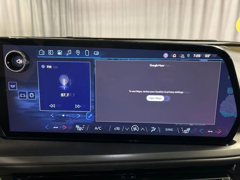 Used 2025 Chevrolet Traverse LT w/ Driver Confidence Package image 17