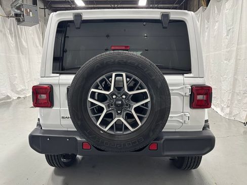 Used 2025 Jeep Wrangler Unlimited Sahara AWD/4WD image 6