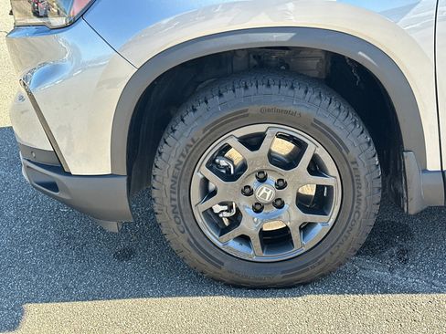 Used 2025 Honda Pilot TrailSport image 11
