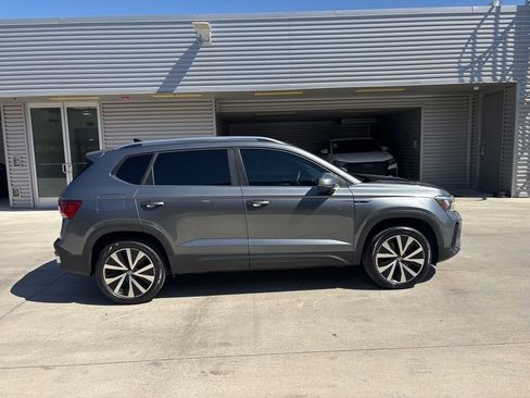 Used 2023 Volkswagen Taos SE w/ Panoramic Sunroof Package image 4