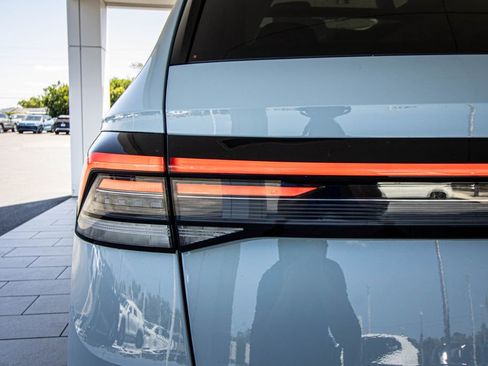 Certified 2025 Volkswagen Taos SE w/ Panoramic Sunroof Package FWD image 12