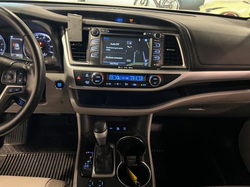 Used 2017 Toyota Highlander XLE AWD/4WD image 15
