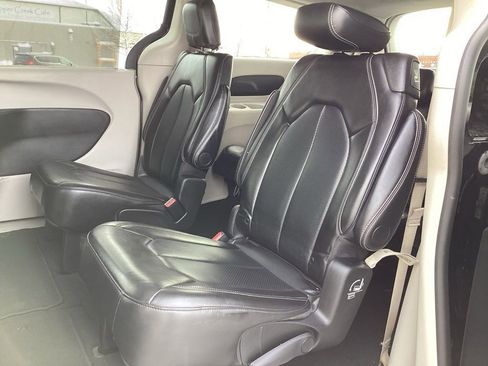 Used 2024 Chrysler Pacifica Touring-L image 21