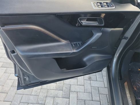 Used 2017 Jaguar F-PACE Prestige image 23