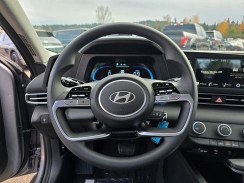 Certified 2025 Hyundai Elantra SE FWD image 18