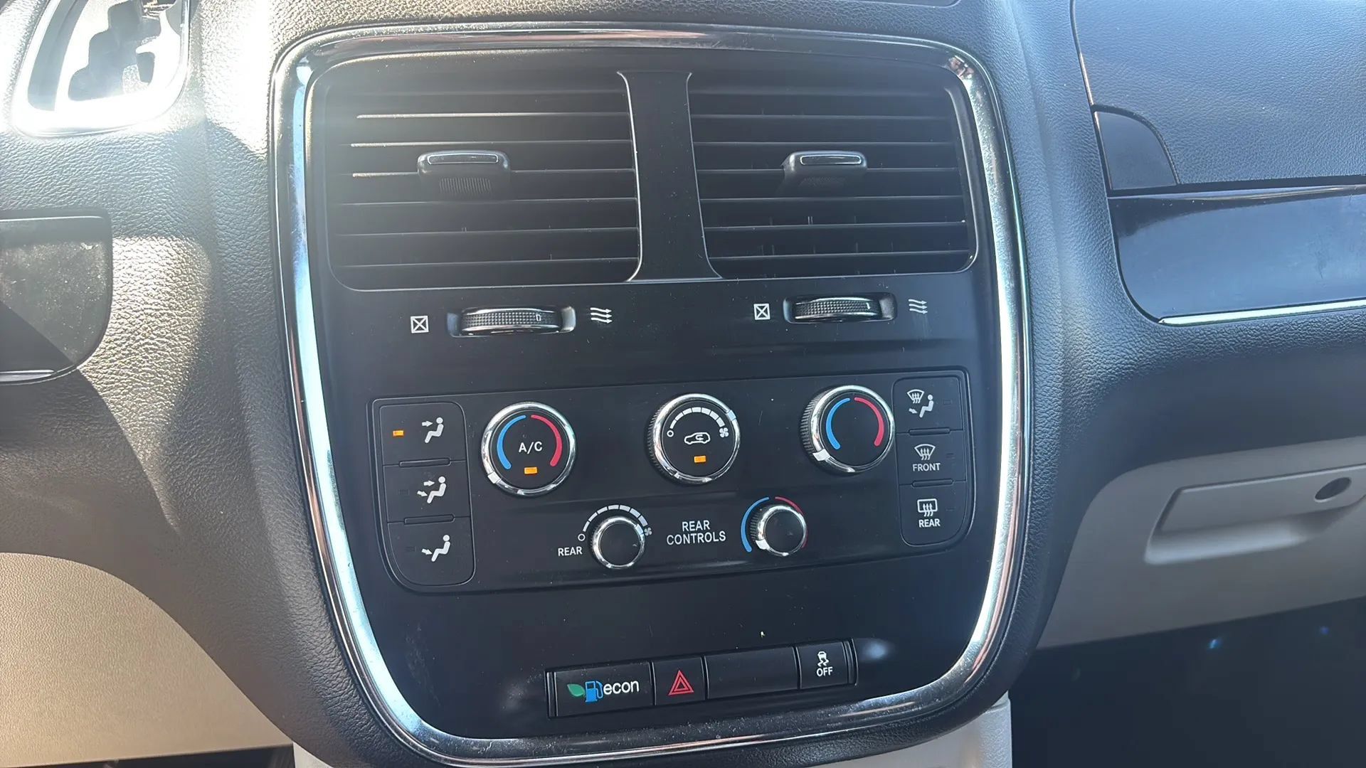 Used 2017 Dodge Grand Caravan SXT FWD image 25