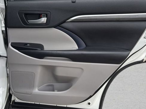 Used 2019 Toyota Highlander Limited FWD image 11