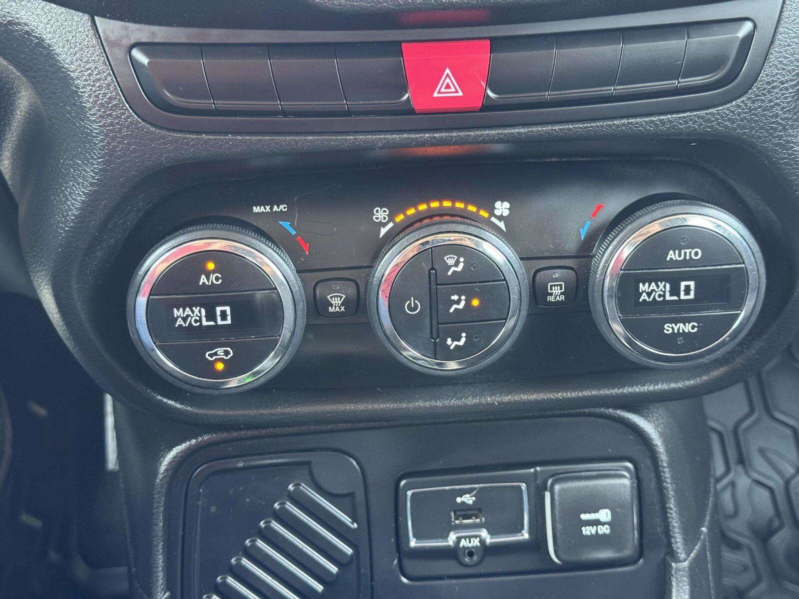Used 2015 Jeep Renegade Latitude w/ Popular Equipment Group FWD image 31