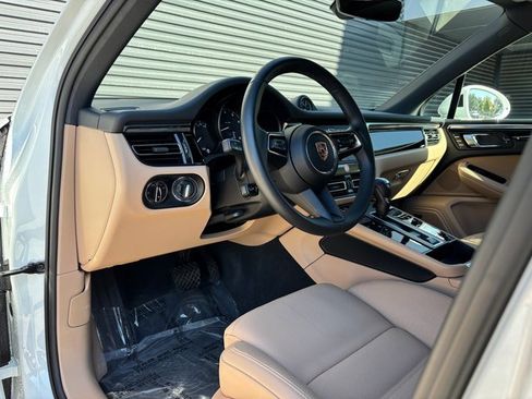 Certified 2025 Porsche Macan image 4
