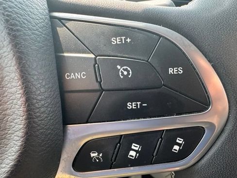 Used 2022 Chrysler Pacifica Touring-L FWD image 16