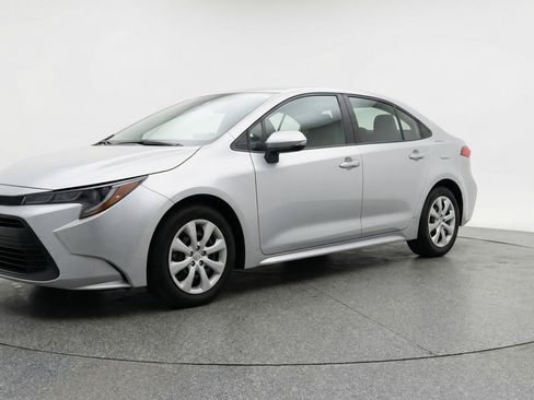 Used 2025 Toyota Corolla LE FWD image 3
