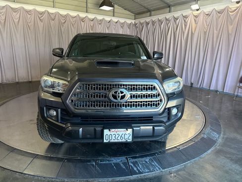 Used 2016 Toyota Tacoma TRD Sport w/ Towing Package RWD image 2