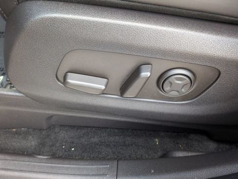 Used 2025 Kia Carnival FWD image 22