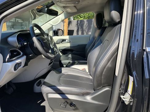 Used 2024 Chrysler Pacifica Touring-L FWD image 13