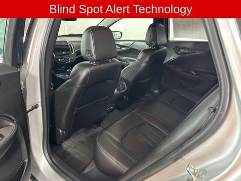 Used 2018 Chevrolet Malibu LT w/ Leather Package FWD image 12