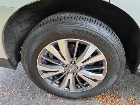 Used 2018 Nissan Pathfinder SV AWD/4WD image 10