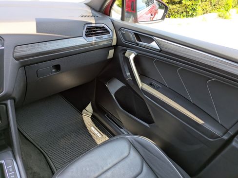 Certified 2024 Volkswagen Tiguan SEL R-Line image 18